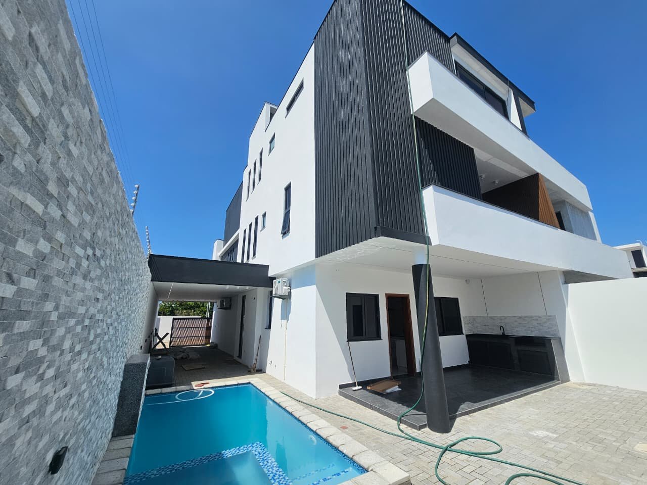 MozEstate property marketplace